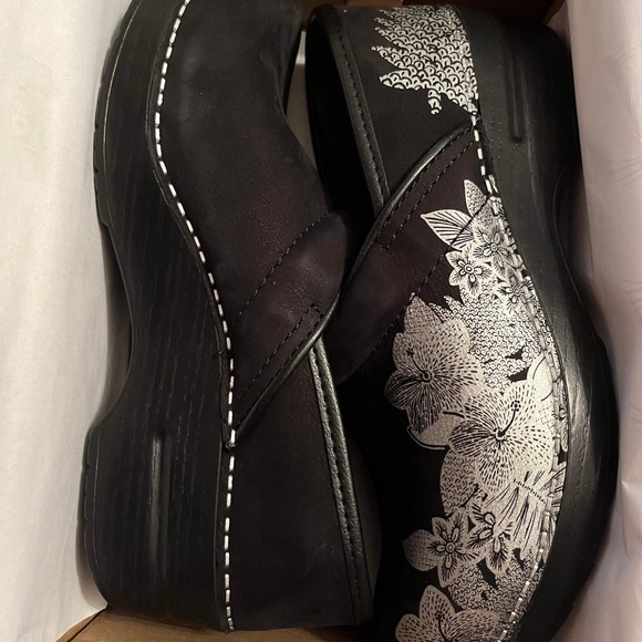 DANSKO Women's
Professional
Metallic Floral Print
NuBuck Clog US
16.5/ EU 37 - Picture 2 of 3